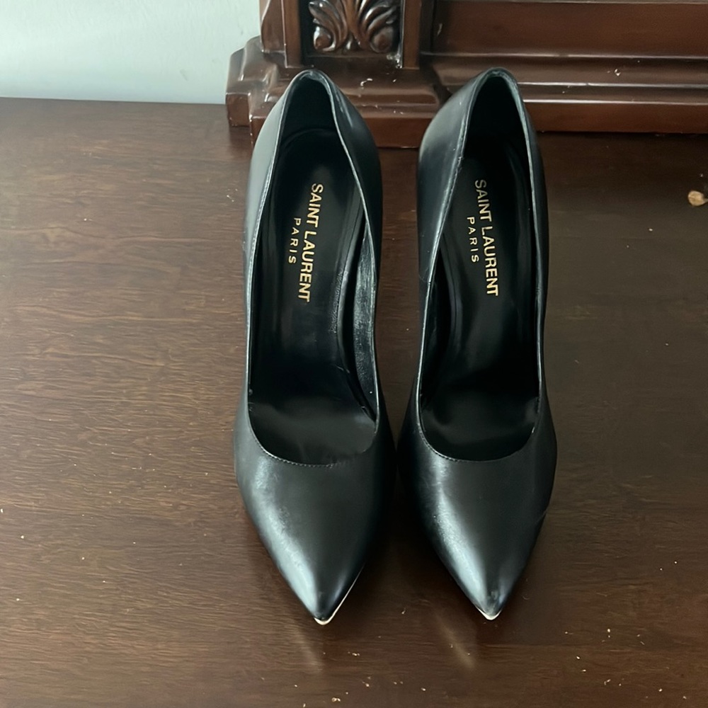 Black w gold stripe Saint Laurent pumps